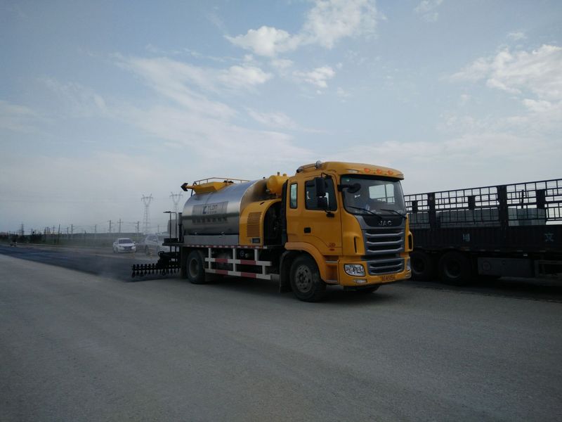 沥青洒布车型号0845，松科高速白城施工